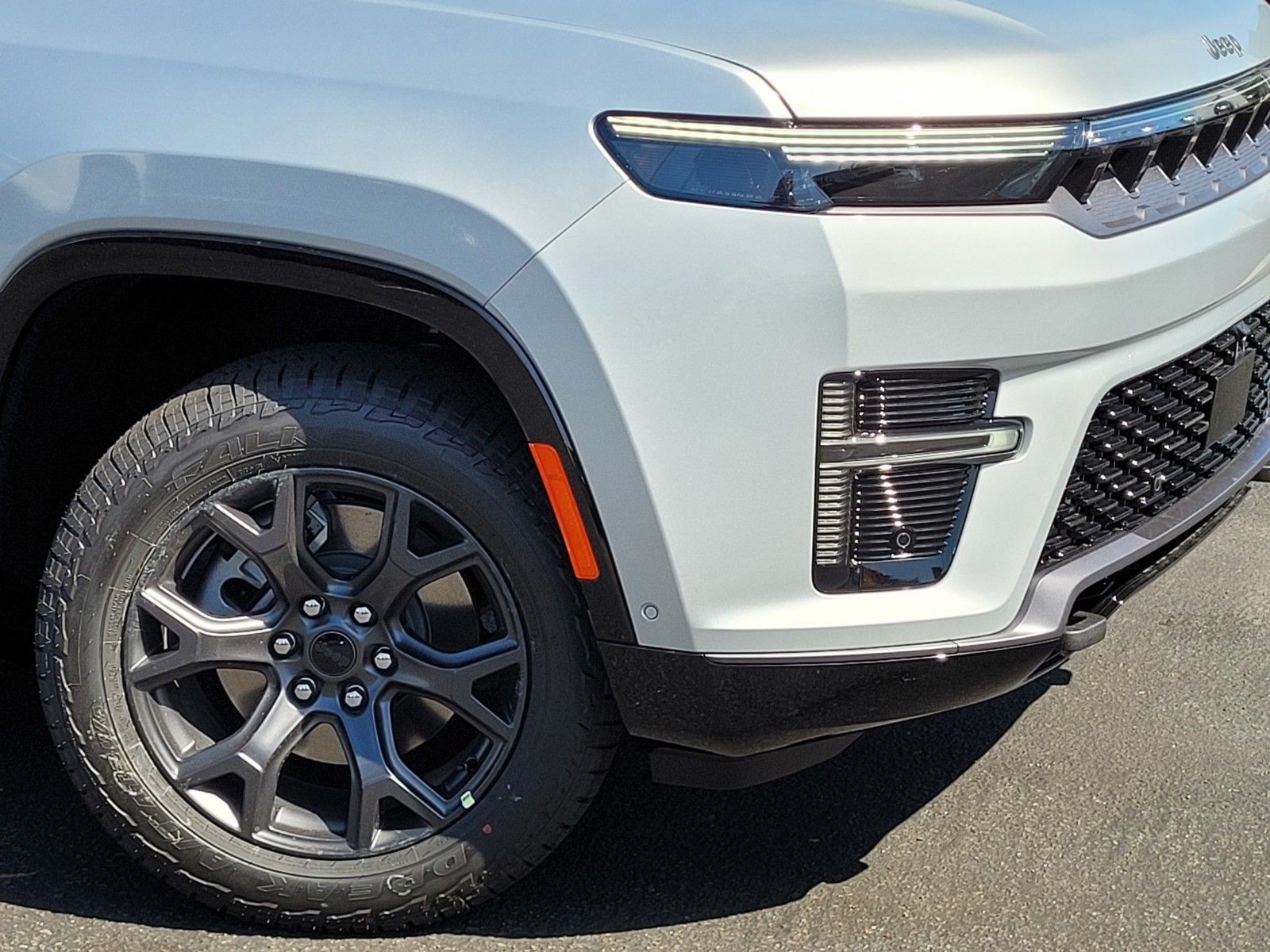 New 2026 Silver-Zynith Exterior Paint Jeep Upland image 9