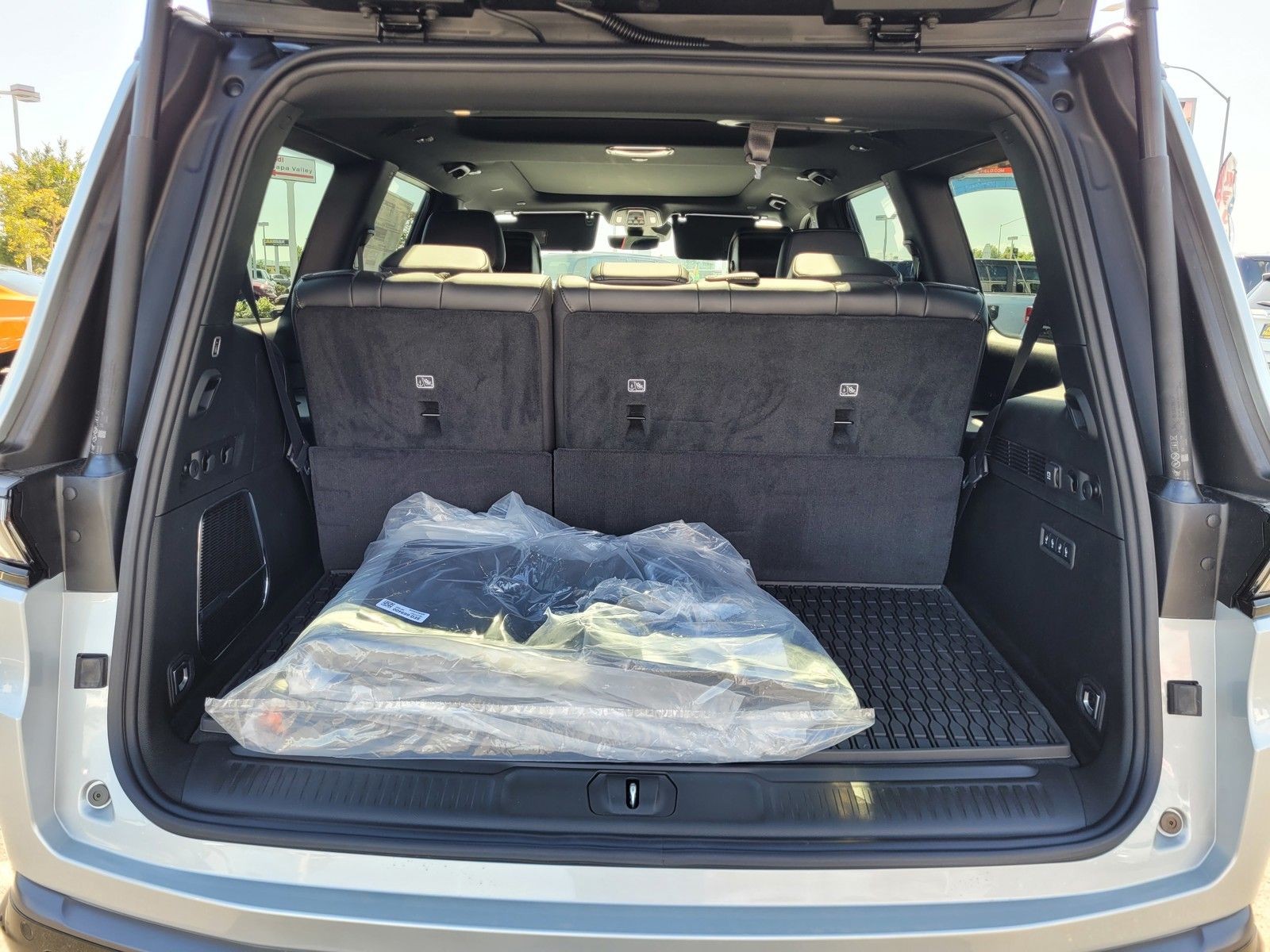 New 2026 Silver-Zynith Exterior Paint Jeep Upland image 18