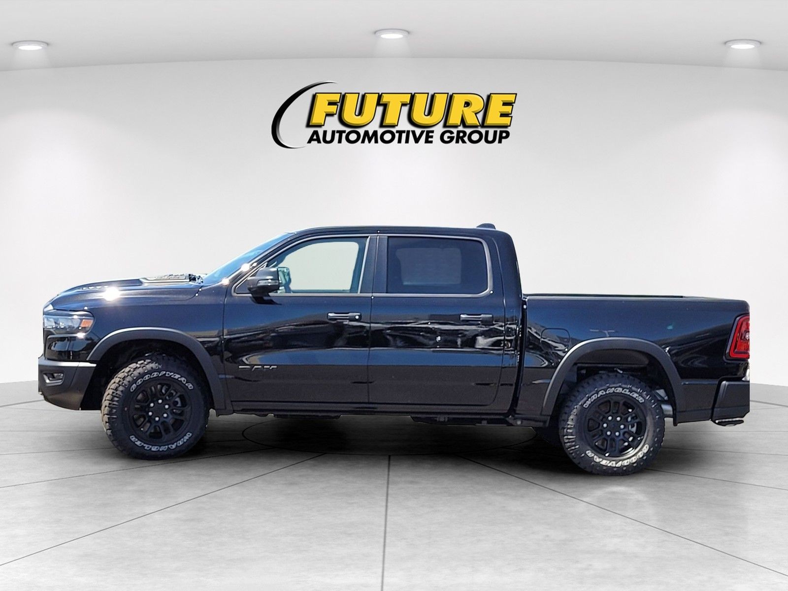 New 2026 Diamond Black Crystal Pearl-Coat Exterior Paint RAM Rebel image 7