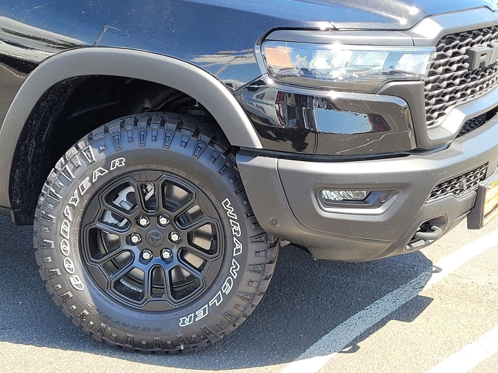 New 2026 Diamond Black Crystal Pearl-Coat Exterior Paint RAM Rebel image 34
