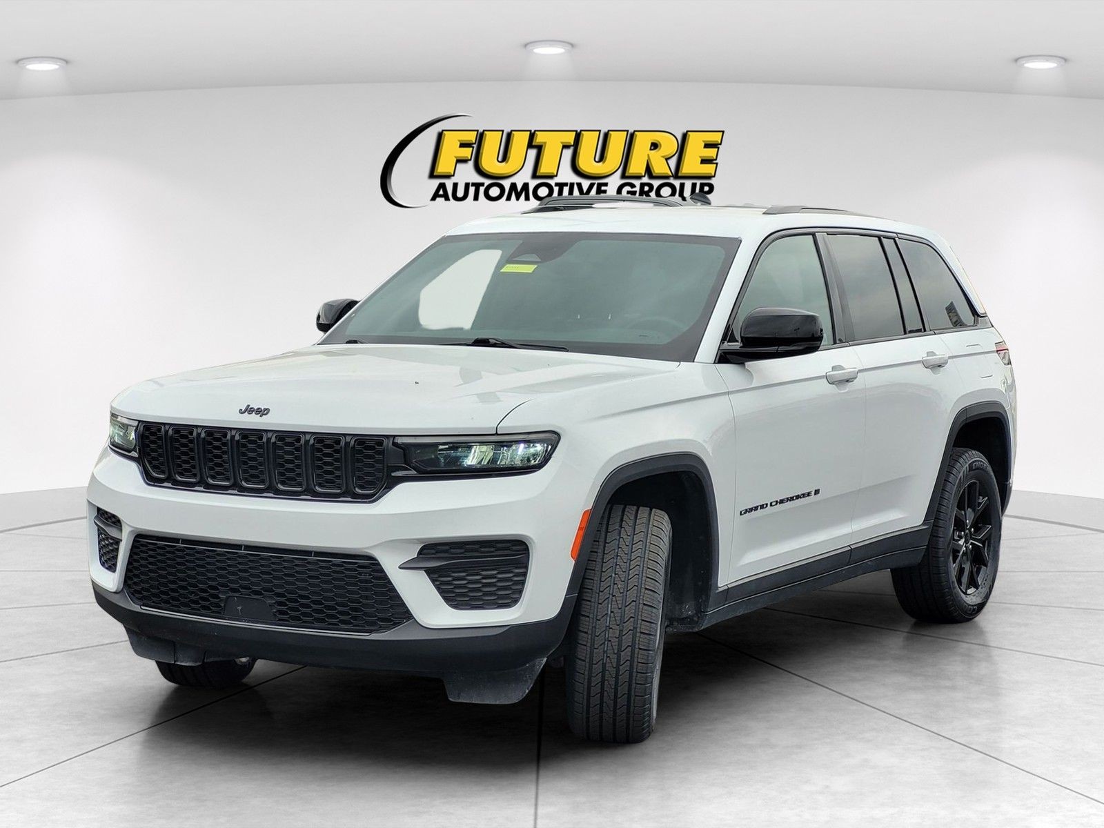Used 2024 White/off-white Jeep Altitude image 3