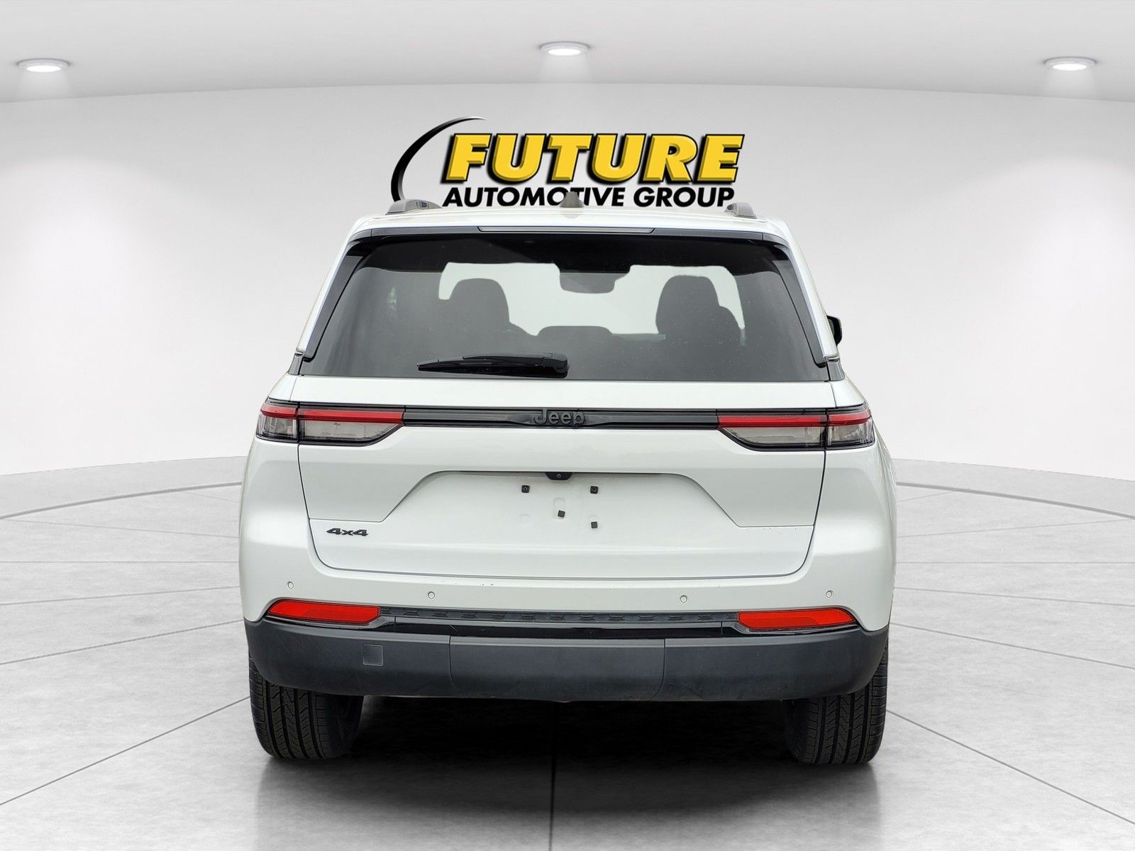 Used 2024 White/off-white Jeep Altitude image 4