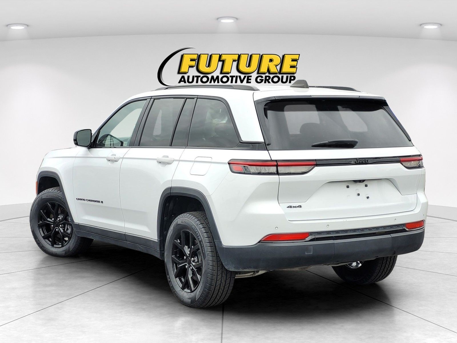 Used 2024 White/off-white Jeep Altitude image 6