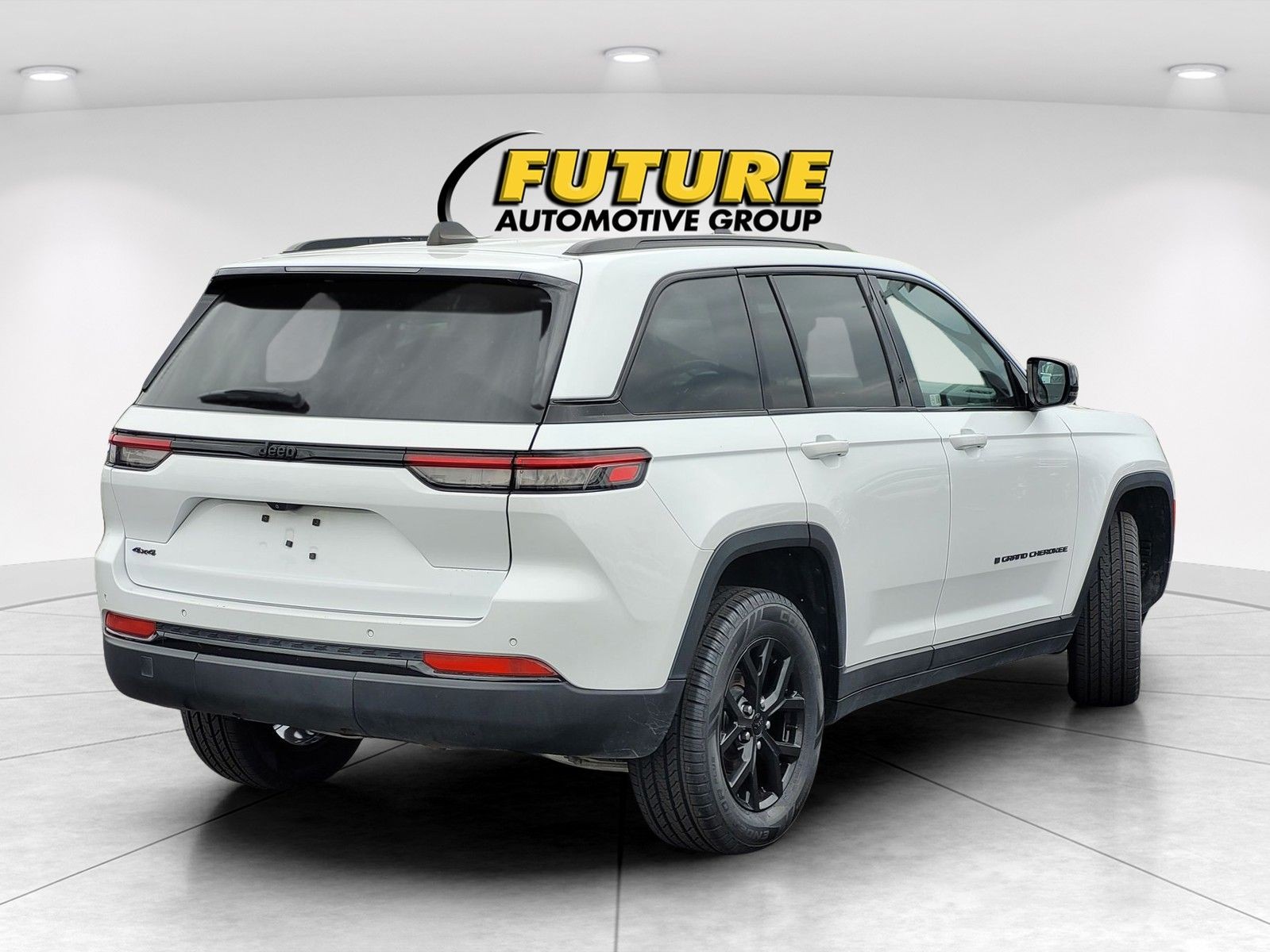 Used 2024 White/off-white Jeep Altitude image 7