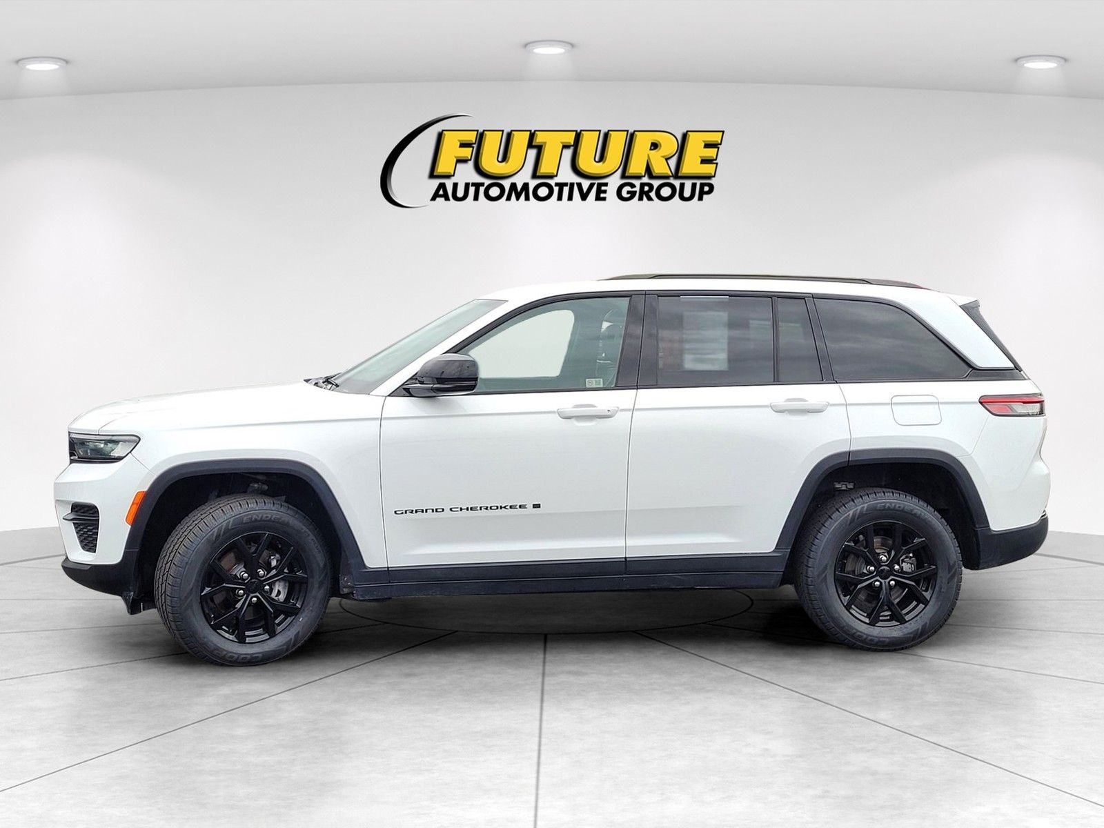 Used 2024 White/off-white Jeep Altitude image 8