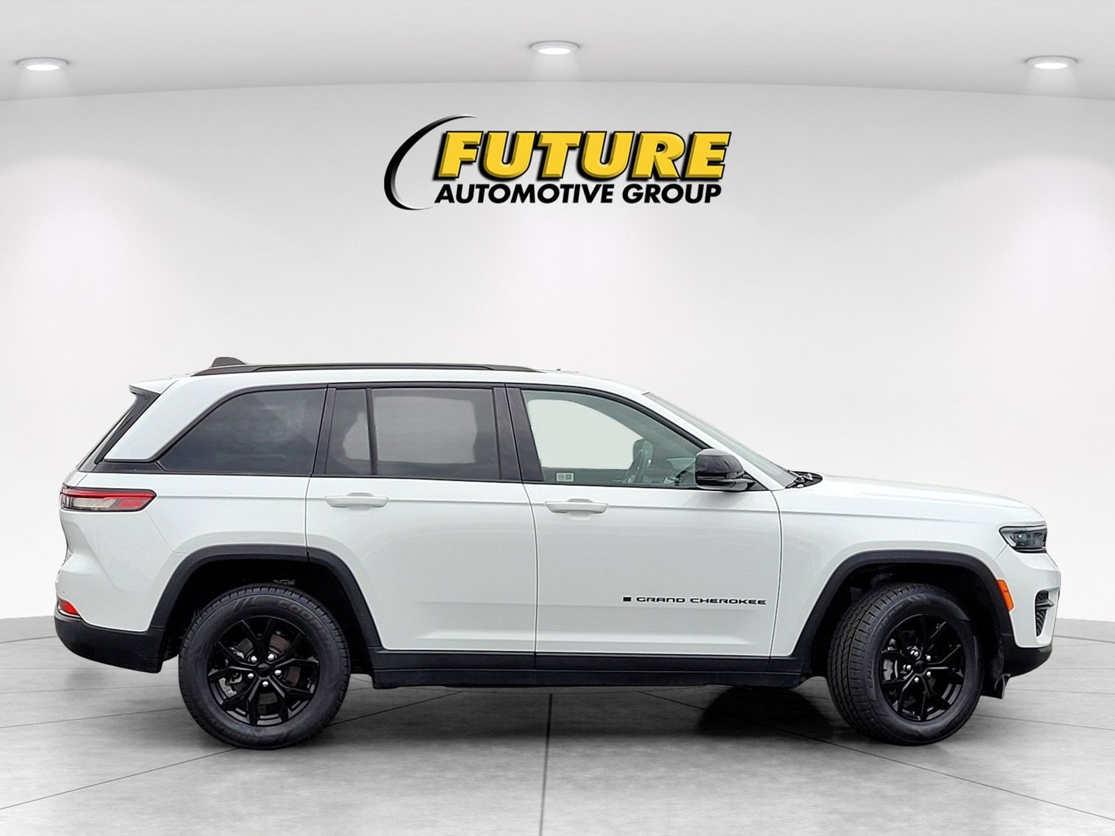 Used 2024 White/off-white Jeep Altitude image 9