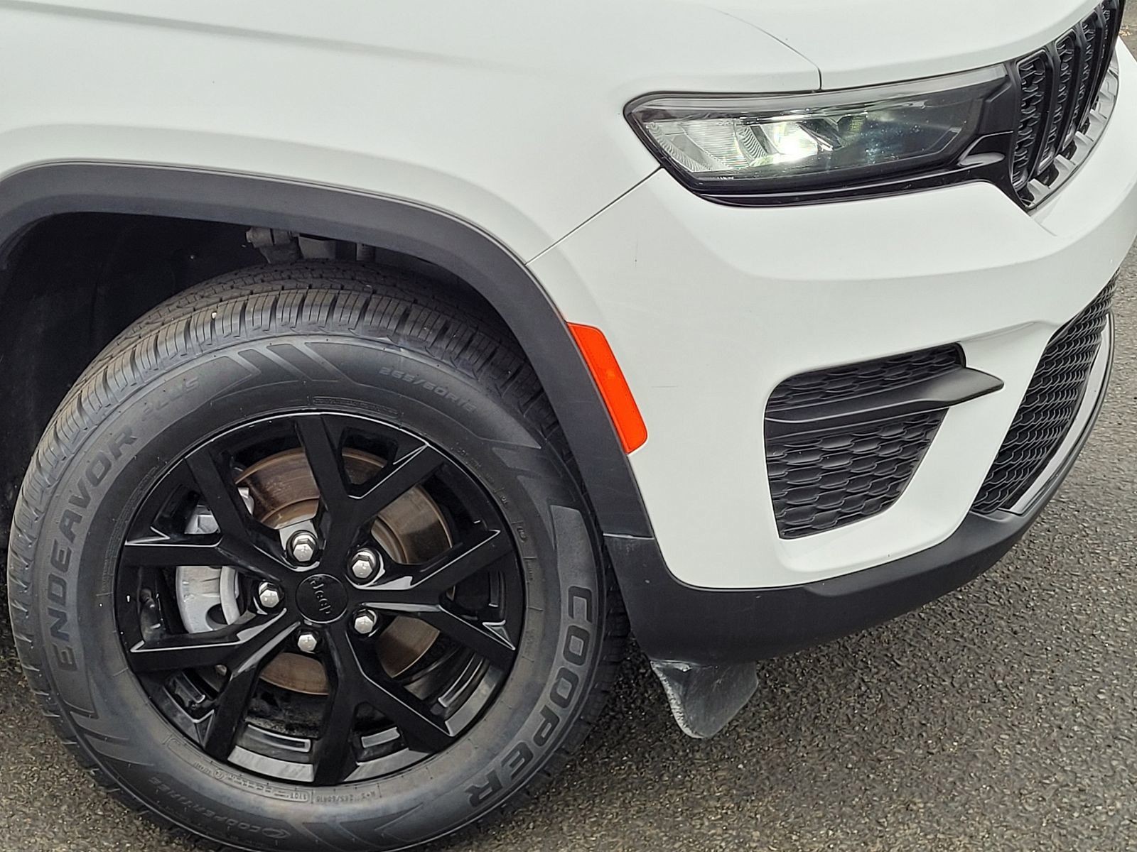 Used 2024 White/off-white Jeep Altitude image 10