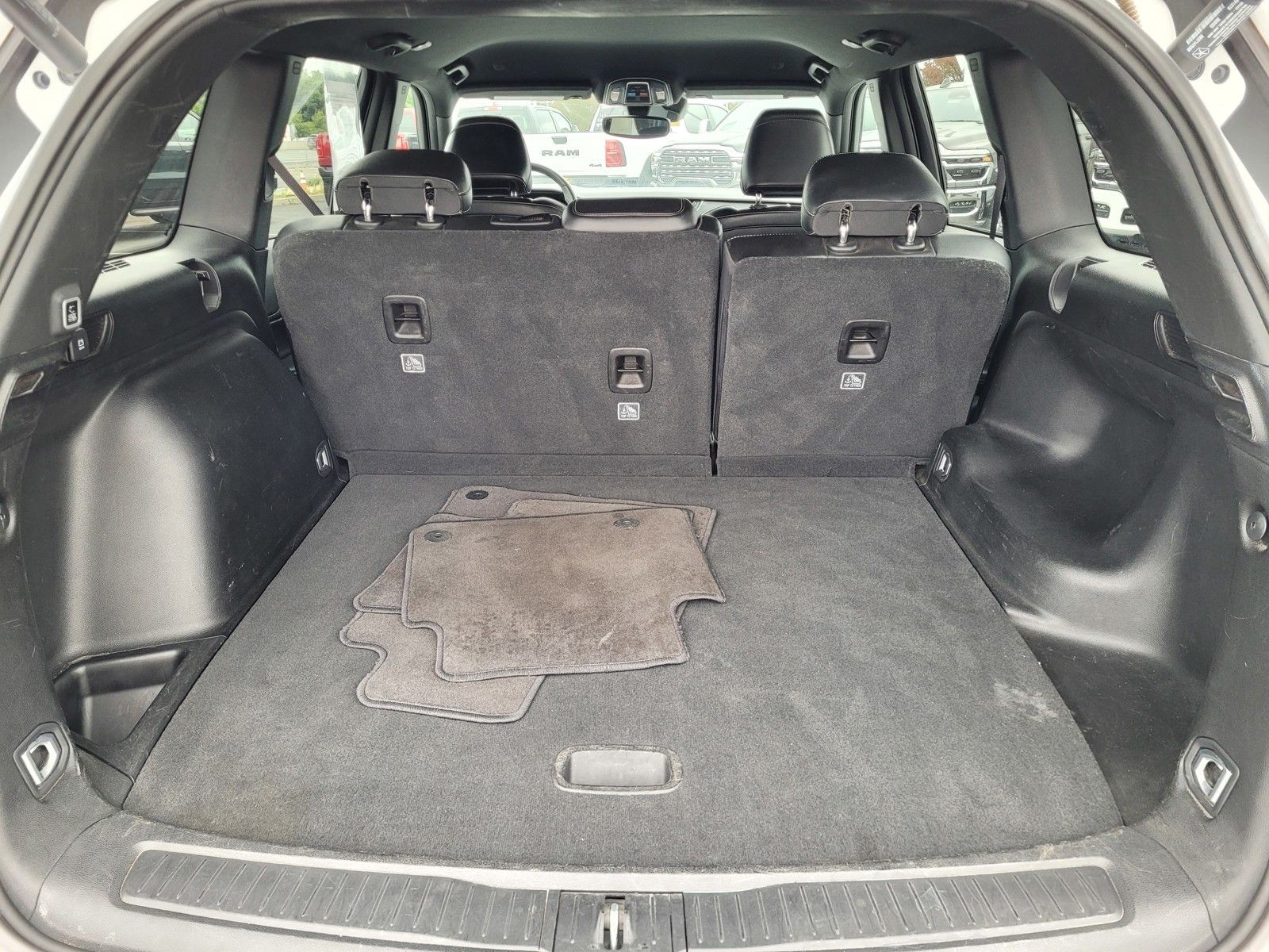 Used 2024 White/off-white Jeep Altitude image 18