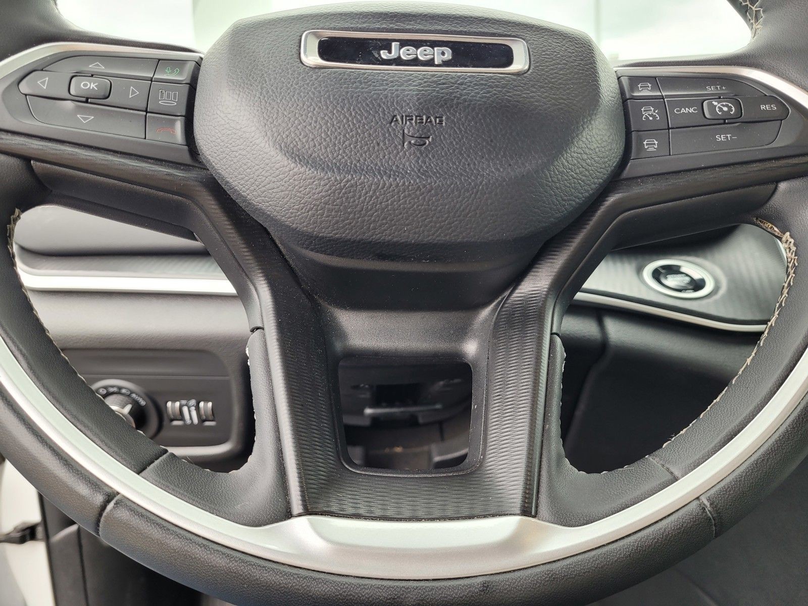 Used 2024 White/off-white Jeep Altitude image 19