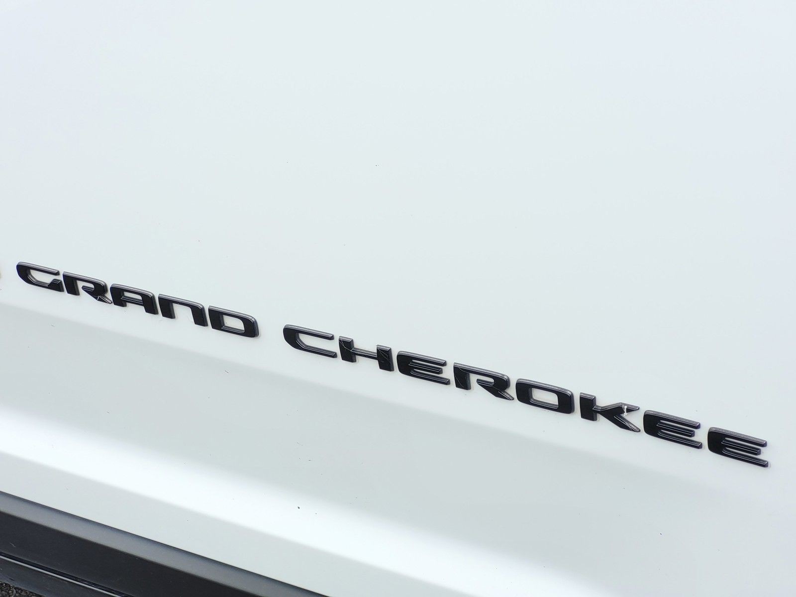 Used 2024 White/off-white Jeep Altitude image 25