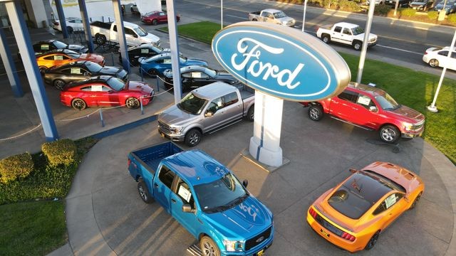 New 2026 Azure Gray Metallic Tri-Coat Ford XLT image 9