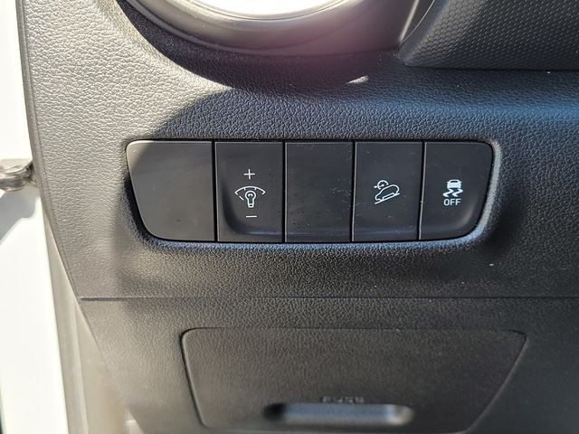 Used 2022 Silver Hyundai SEL image 25