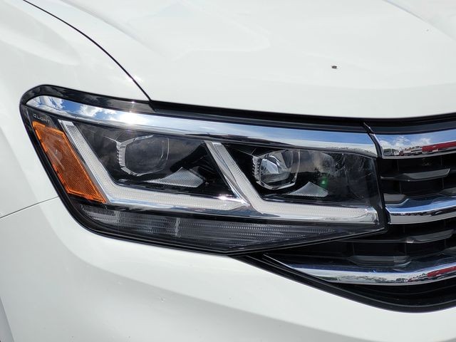 Used 2022 White Volkswagen 3.6L V6 SE w/Technology image 11