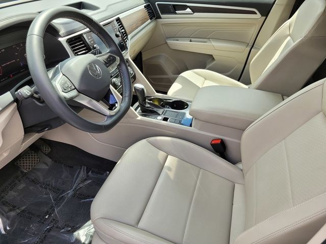 Used 2022 White Volkswagen 3.6L V6 SE w/Technology image 42