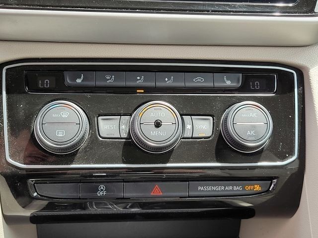 Used 2022 White Volkswagen 3.6L V6 SE w/Technology image 46