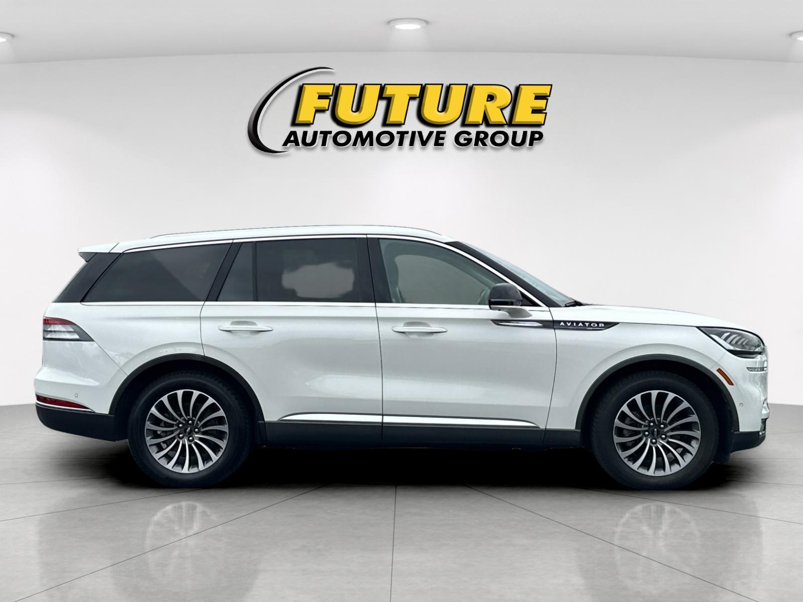 Used 2021 Pristine White Lincoln Reserve image 2
