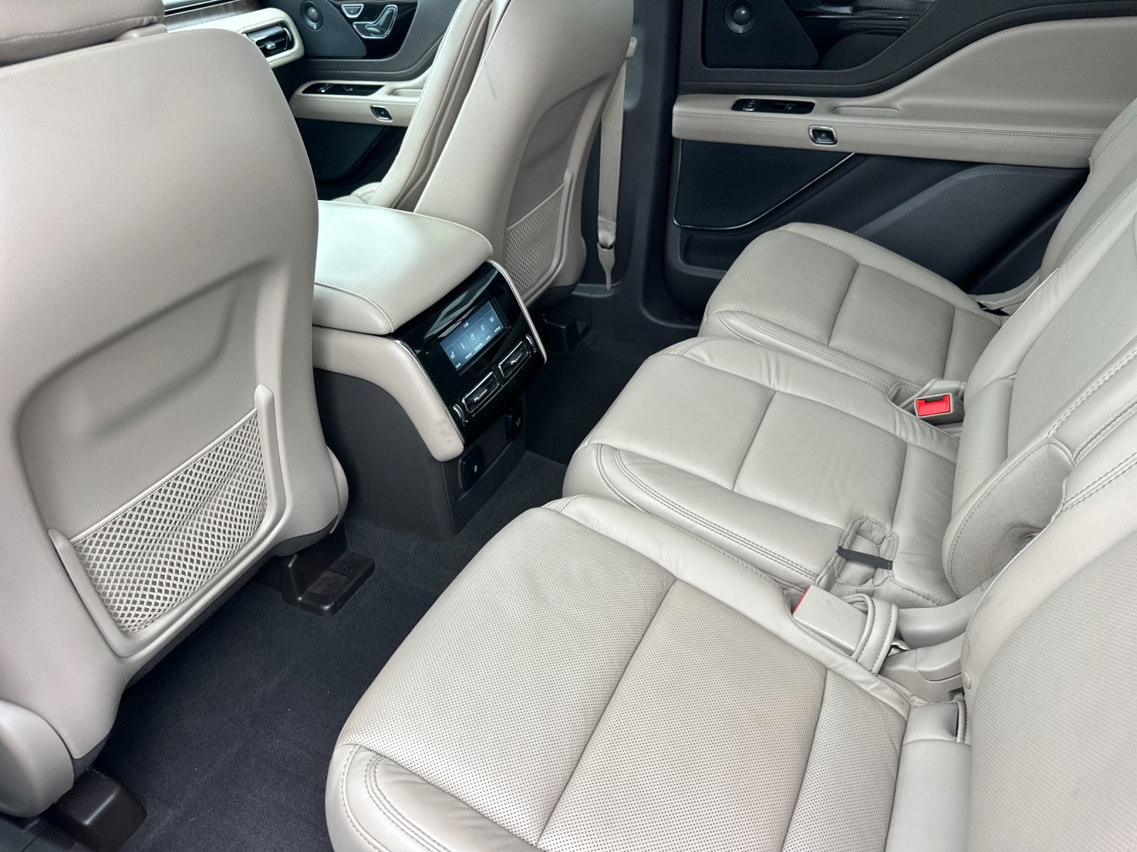 Used 2021 Pristine White Lincoln Reserve image 11