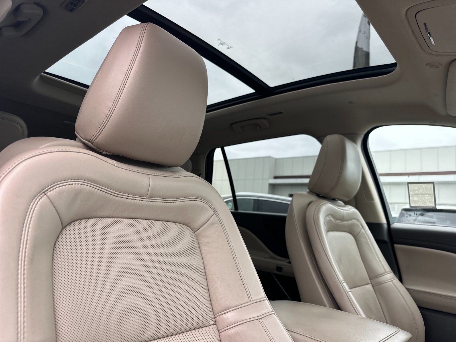 Used 2021 Pristine White Lincoln Reserve image 17