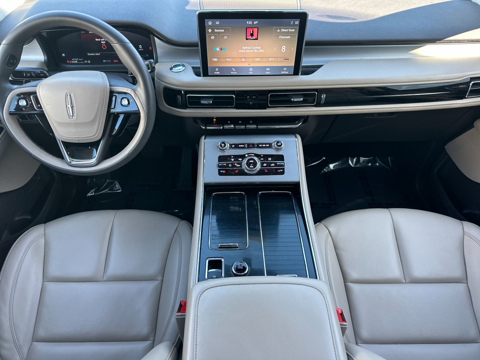 Used 2023 White Lincoln Standard image 12
