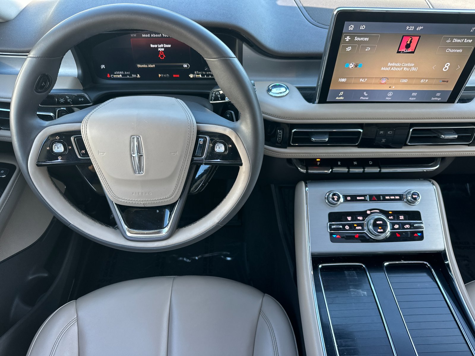 Used 2023 White Lincoln Standard image 13