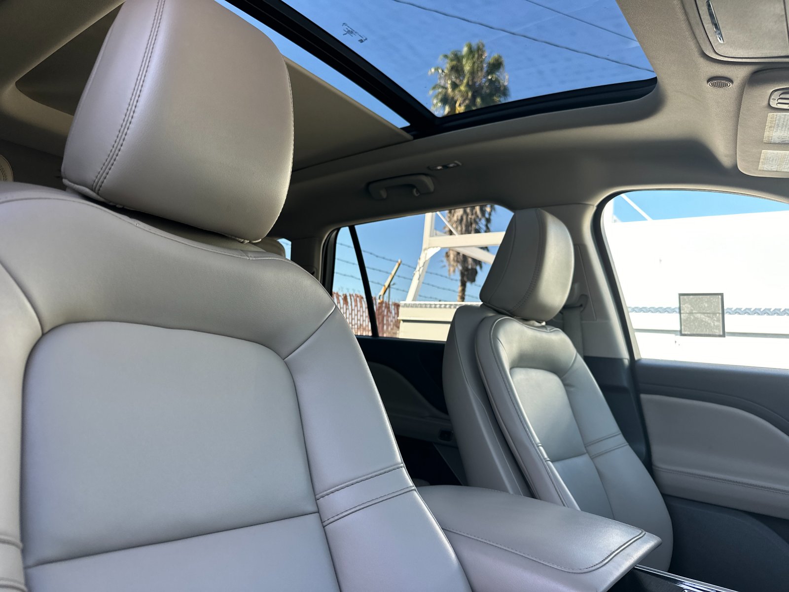 Used 2023 White Lincoln Standard image 17