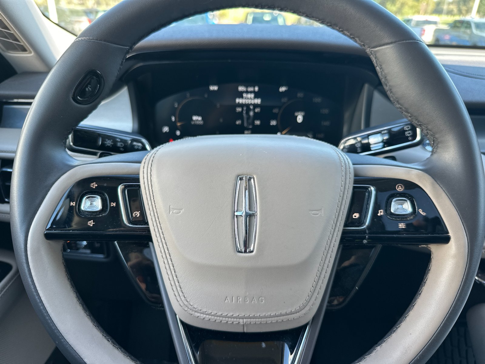Used 2023 White Lincoln Standard image 24