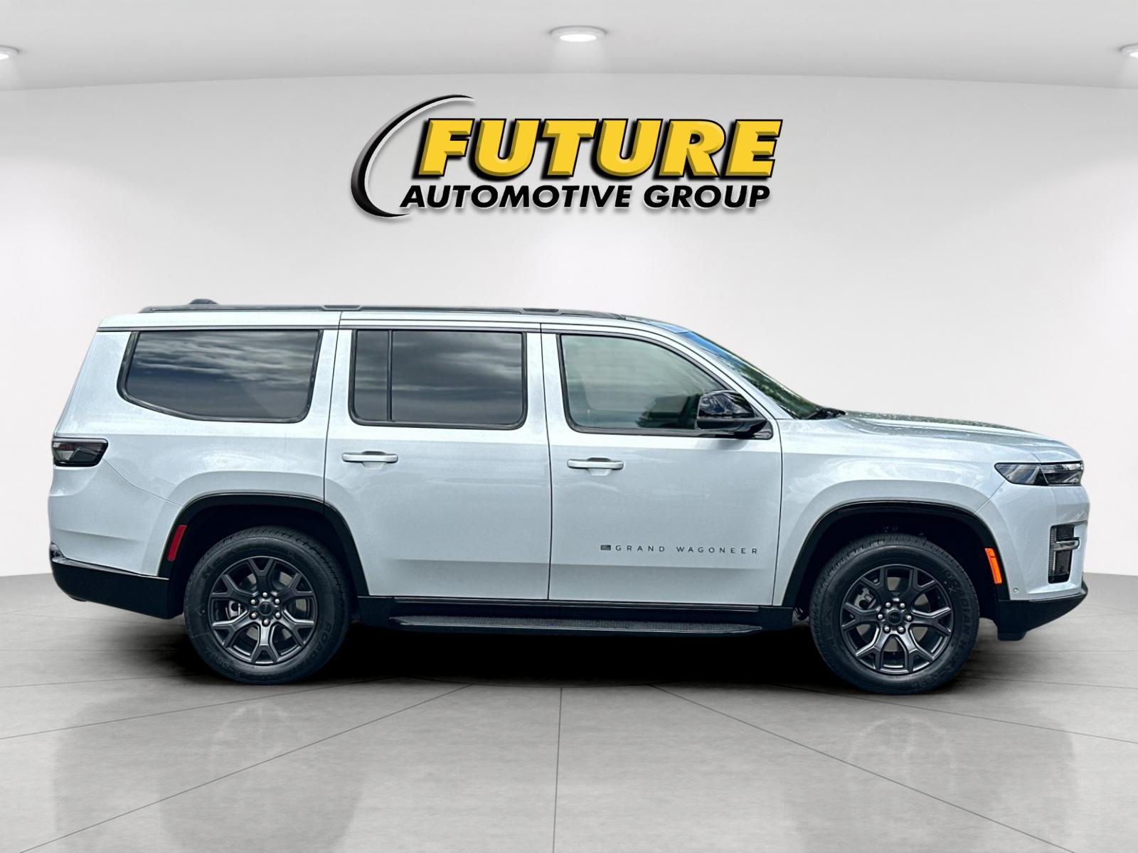New 2026 Silver-Zynith Exterior Paint Jeep Limited Altitude image 3