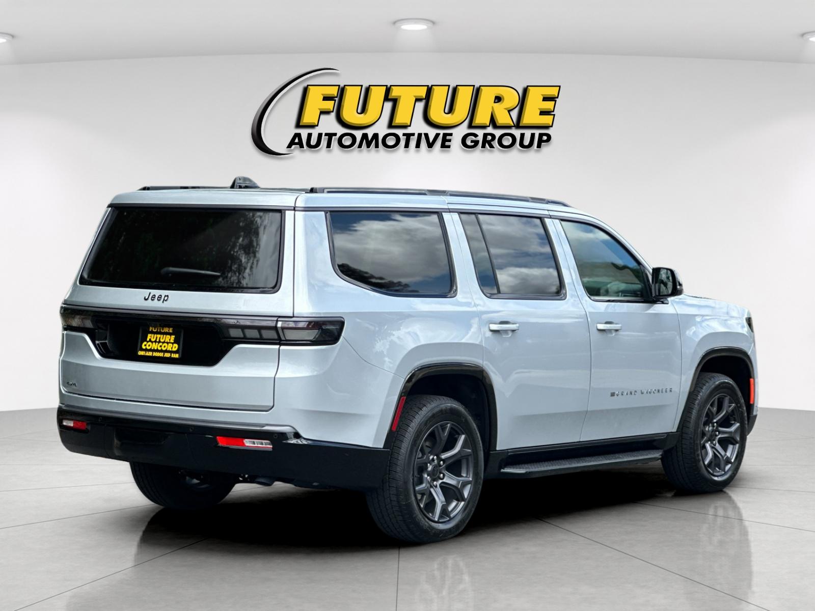 New 2026 Silver-Zynith Exterior Paint Jeep Limited Altitude image 4