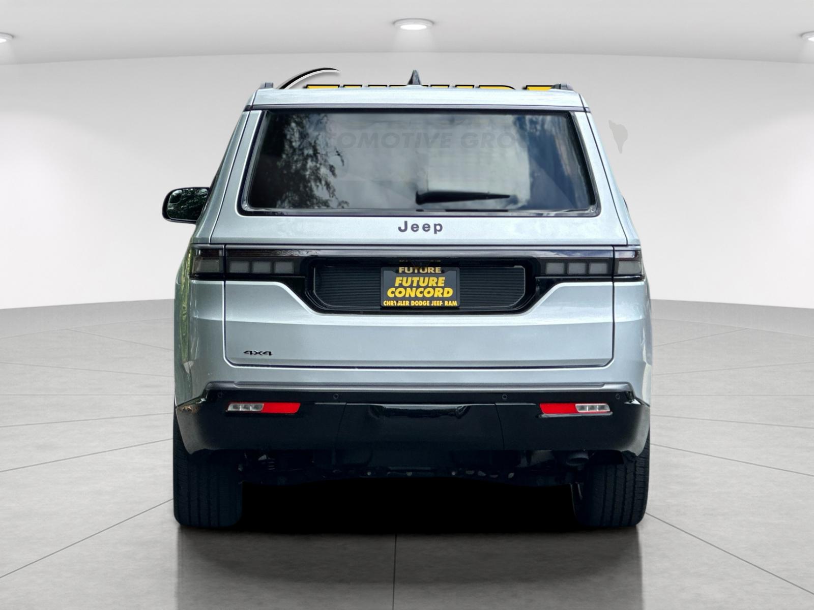 New 2026 Silver-Zynith Exterior Paint Jeep Limited Altitude image 5