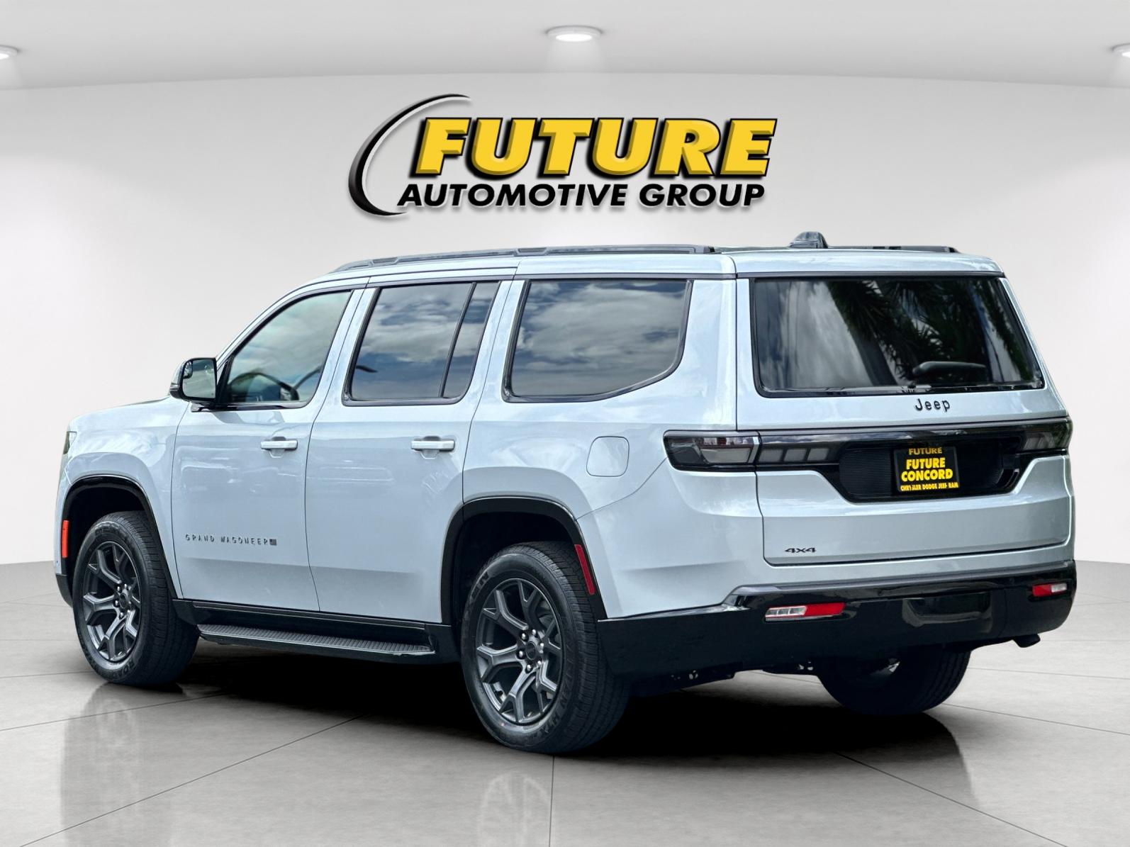 New 2026 Silver-Zynith Exterior Paint Jeep Limited Altitude image 6