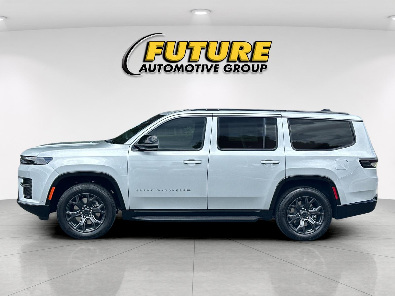 New 2026 Silver-Zynith Exterior Paint Jeep Limited Altitude image 7