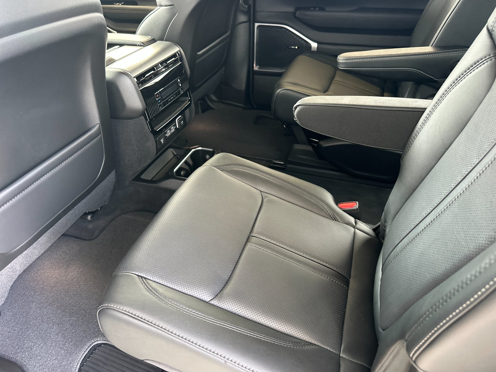 New 2026 Silver-Zynith Exterior Paint Jeep Limited Altitude image 12