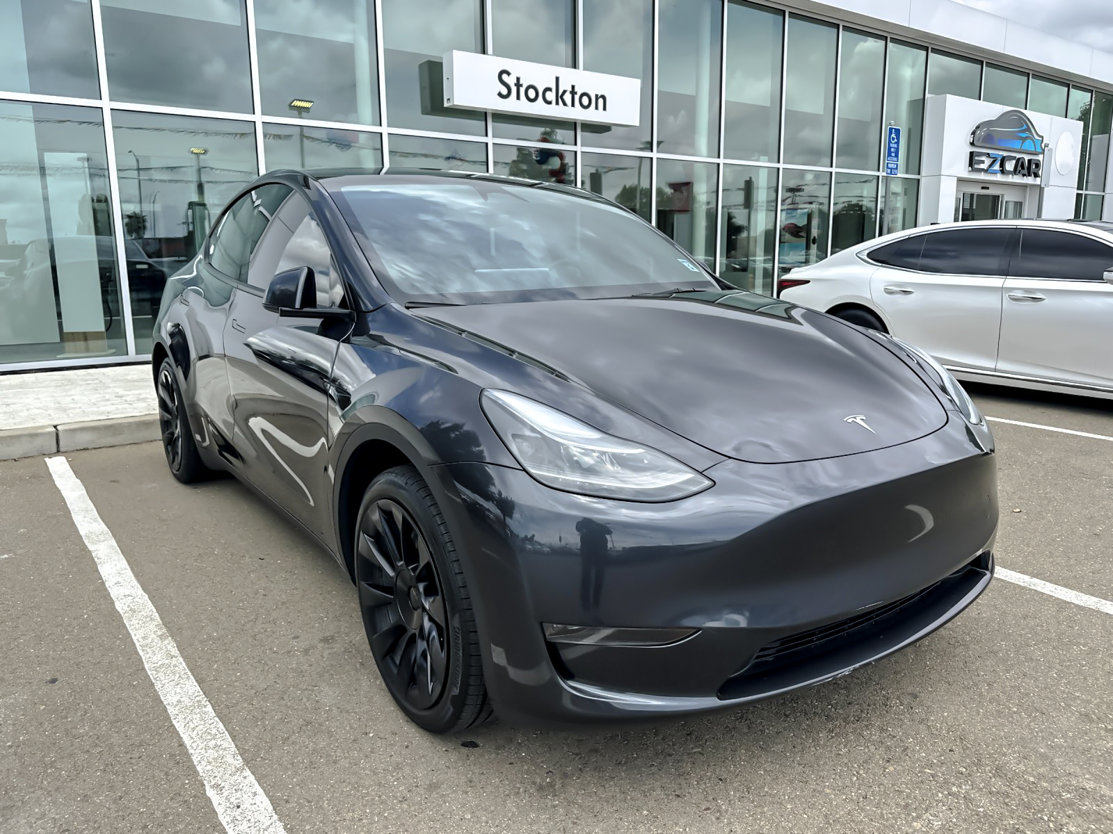 2024 Tesla Model Y Long Range Rear Wheel Drive's photo