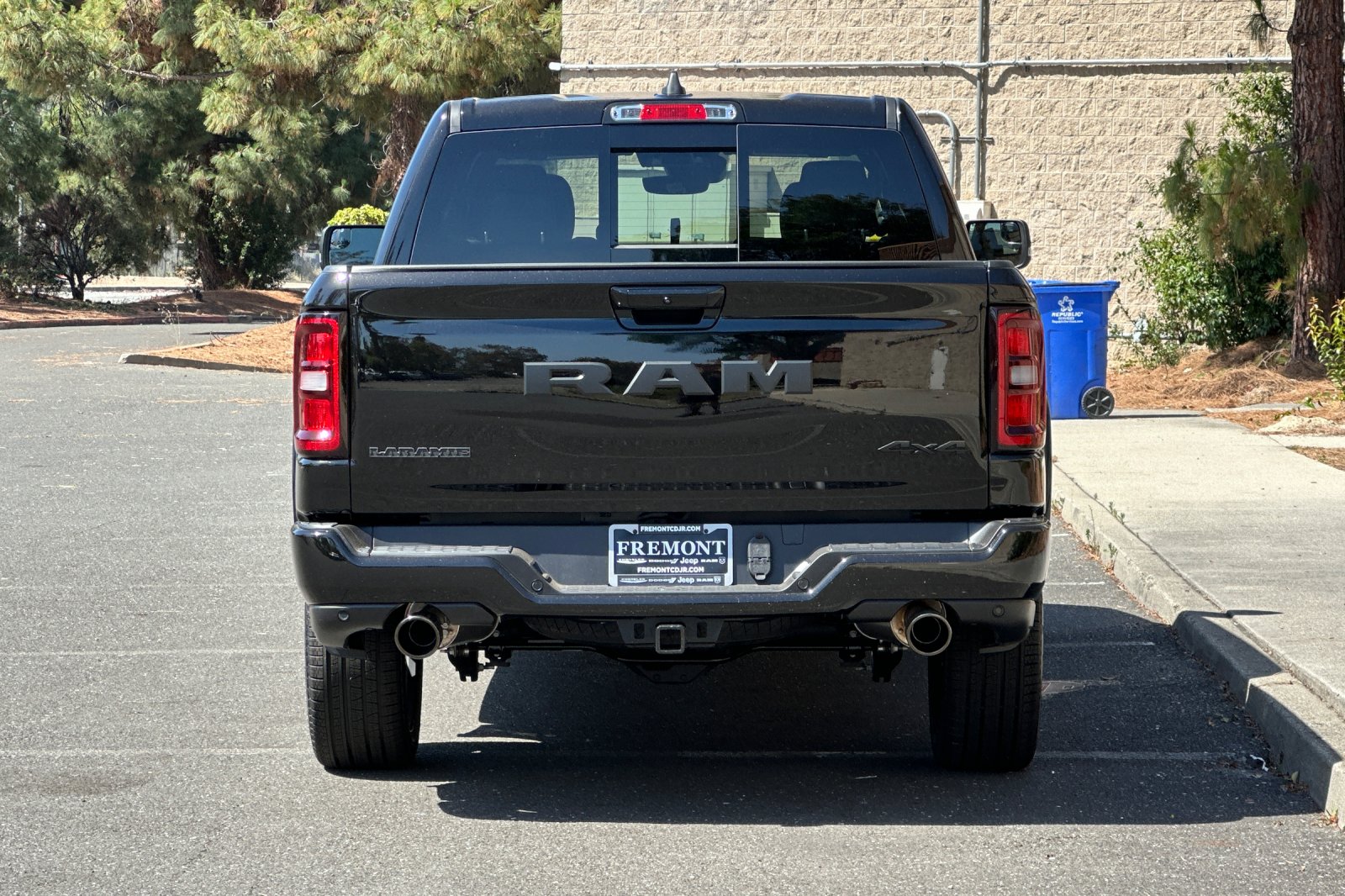 New 2026 Diamond Black Crystal Pearl-Coat Exterior Paint RAM Laramie image 4