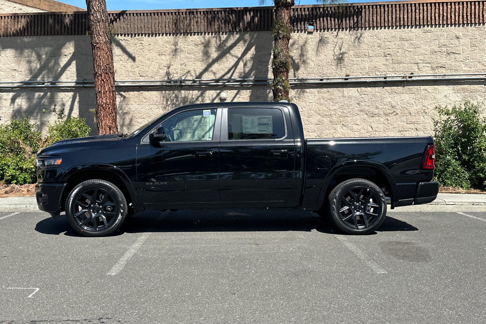 New 2026 Diamond Black Crystal Pearl-Coat Exterior Paint RAM Laramie image 6