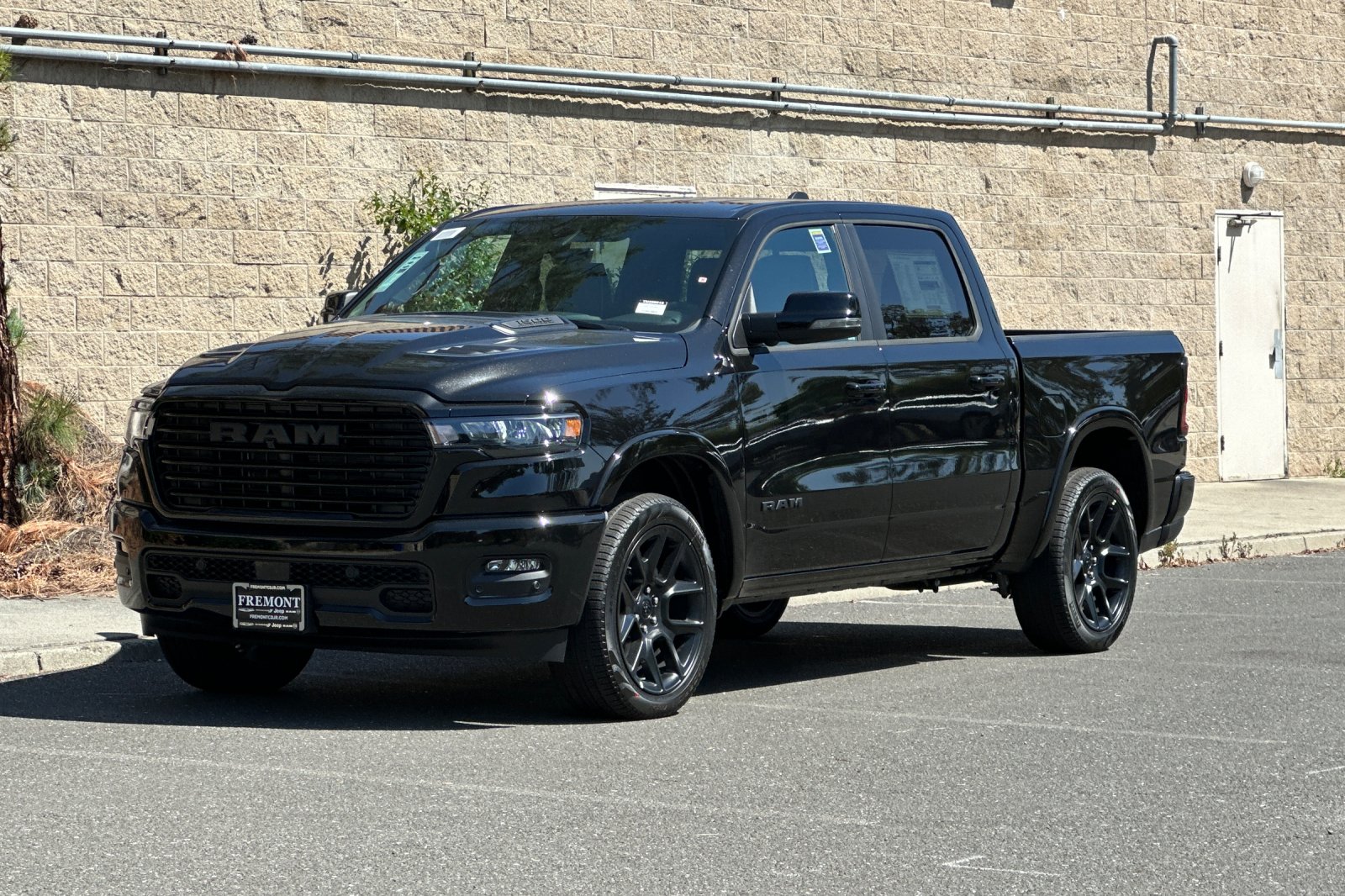New 2026 Diamond Black Crystal Pearl-Coat Exterior Paint RAM Laramie image 7