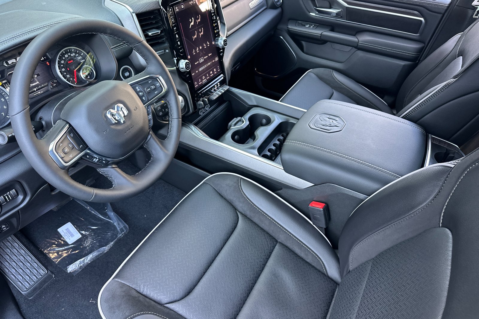 New 2026 Diamond Black Crystal Pearl-Coat Exterior Paint RAM Laramie image 9