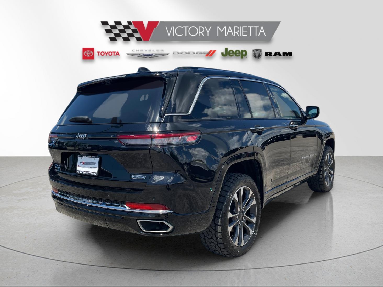 Used 2022 Diamond Black Crystal Pearlcoat Jeep Overland image 5
