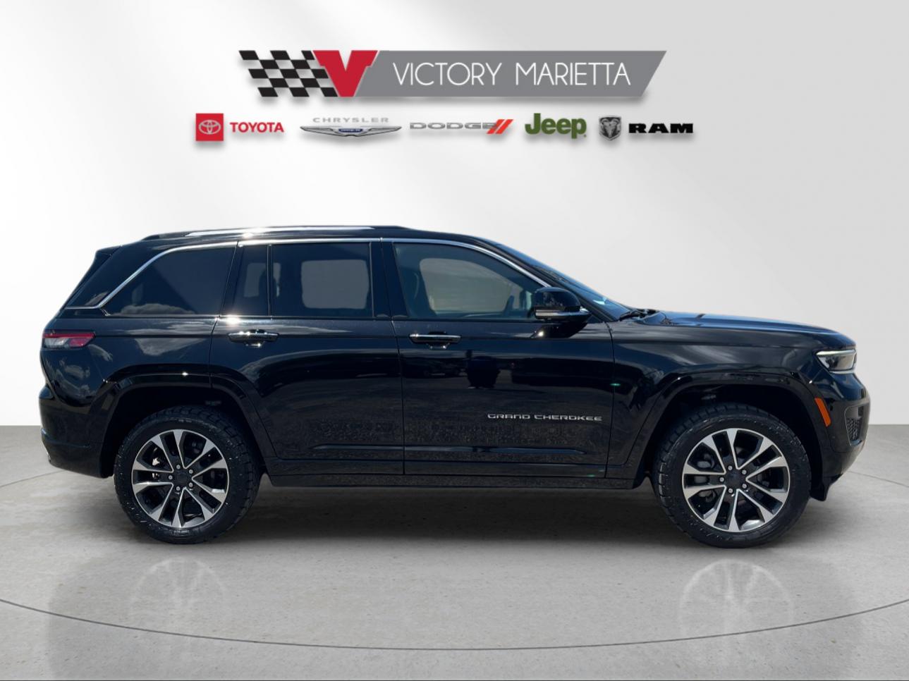 Used 2022 Diamond Black Crystal Pearlcoat Jeep Overland image 6