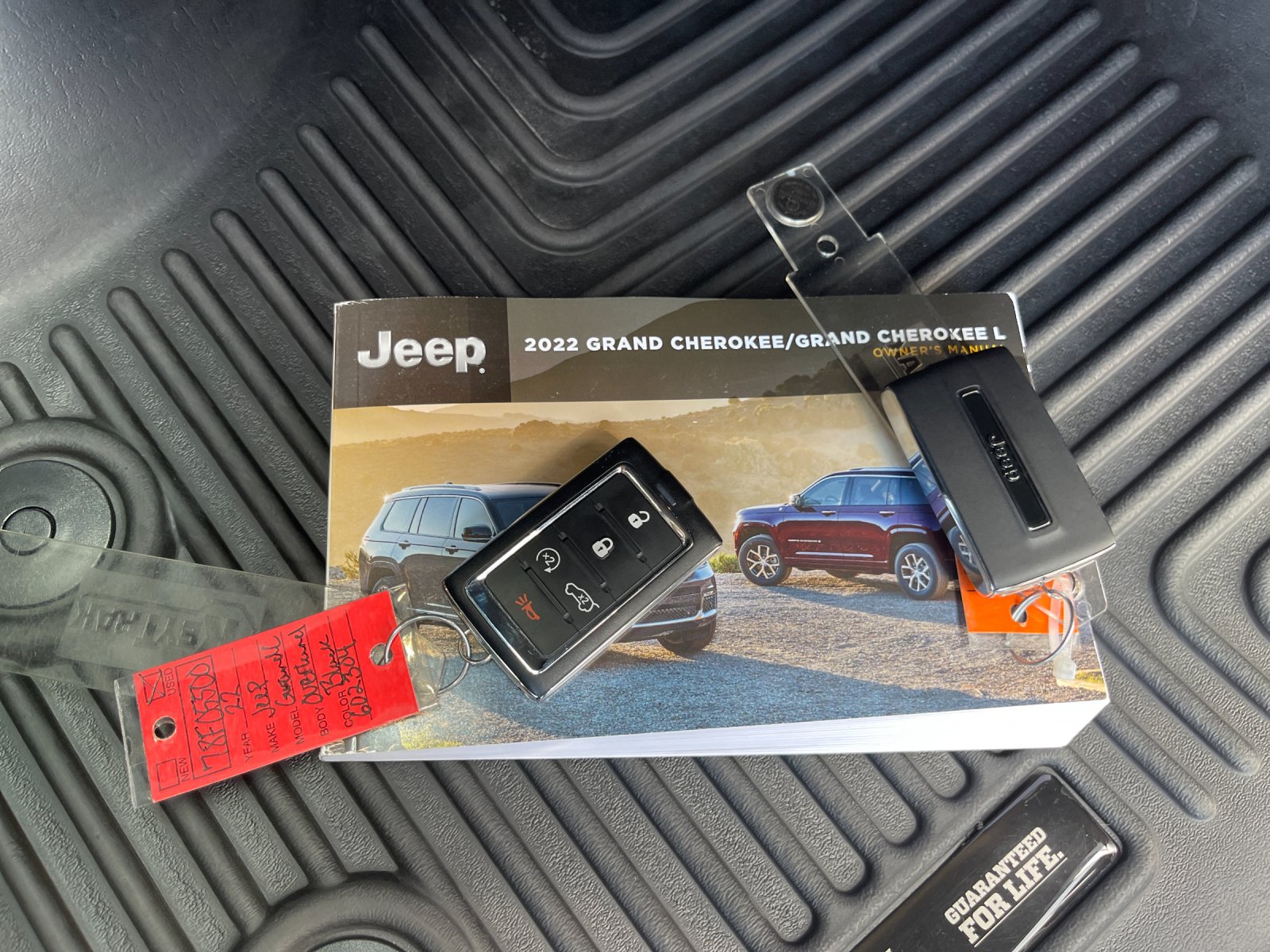 Used 2022 Diamond Black Crystal Pearlcoat Jeep Overland image 9