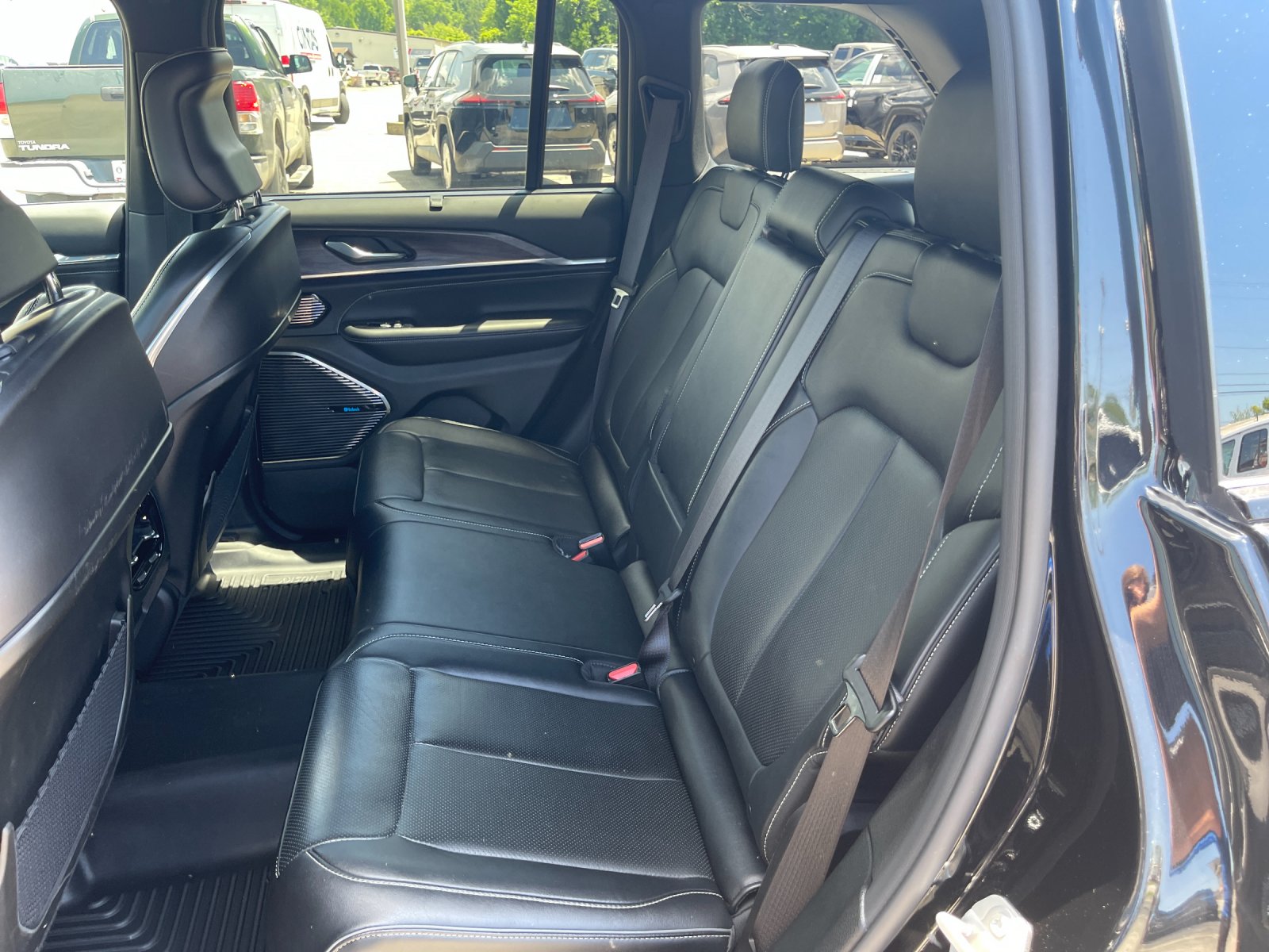 Used 2022 Diamond Black Crystal Pearlcoat Jeep Overland image 13