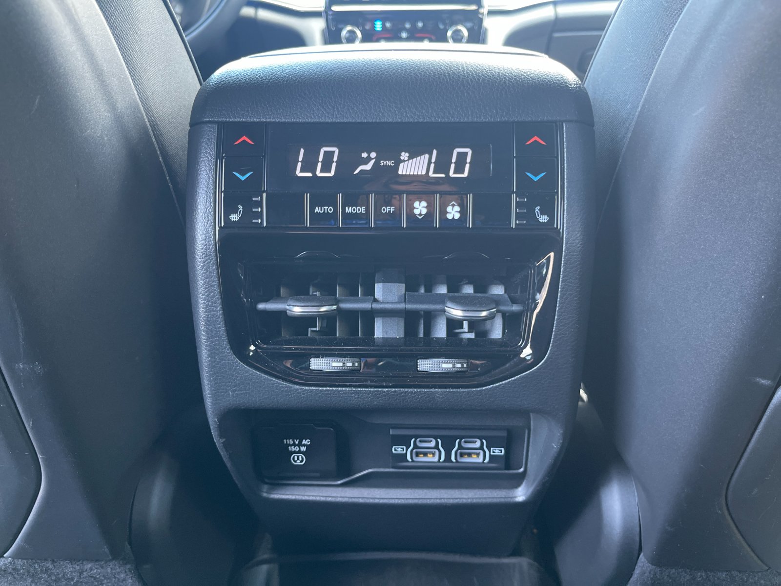 Used 2022 Diamond Black Crystal Pearlcoat Jeep Overland image 14