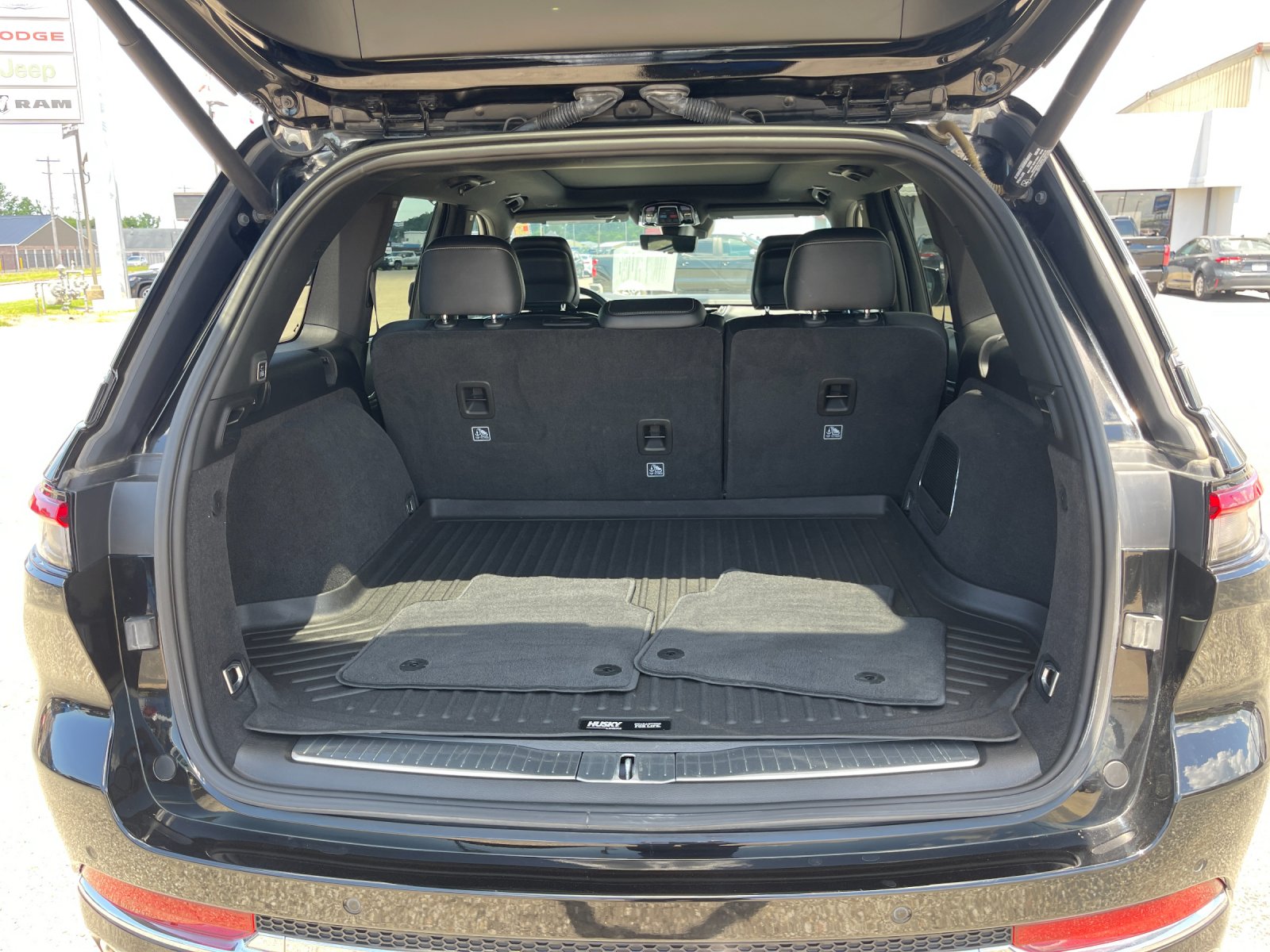 Used 2022 Diamond Black Crystal Pearlcoat Jeep Overland image 17