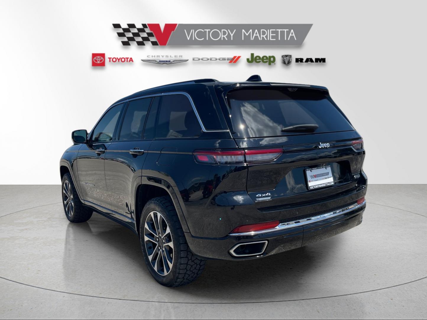 Used 2022 Diamond Black Crystal Pearlcoat Jeep Overland image 3