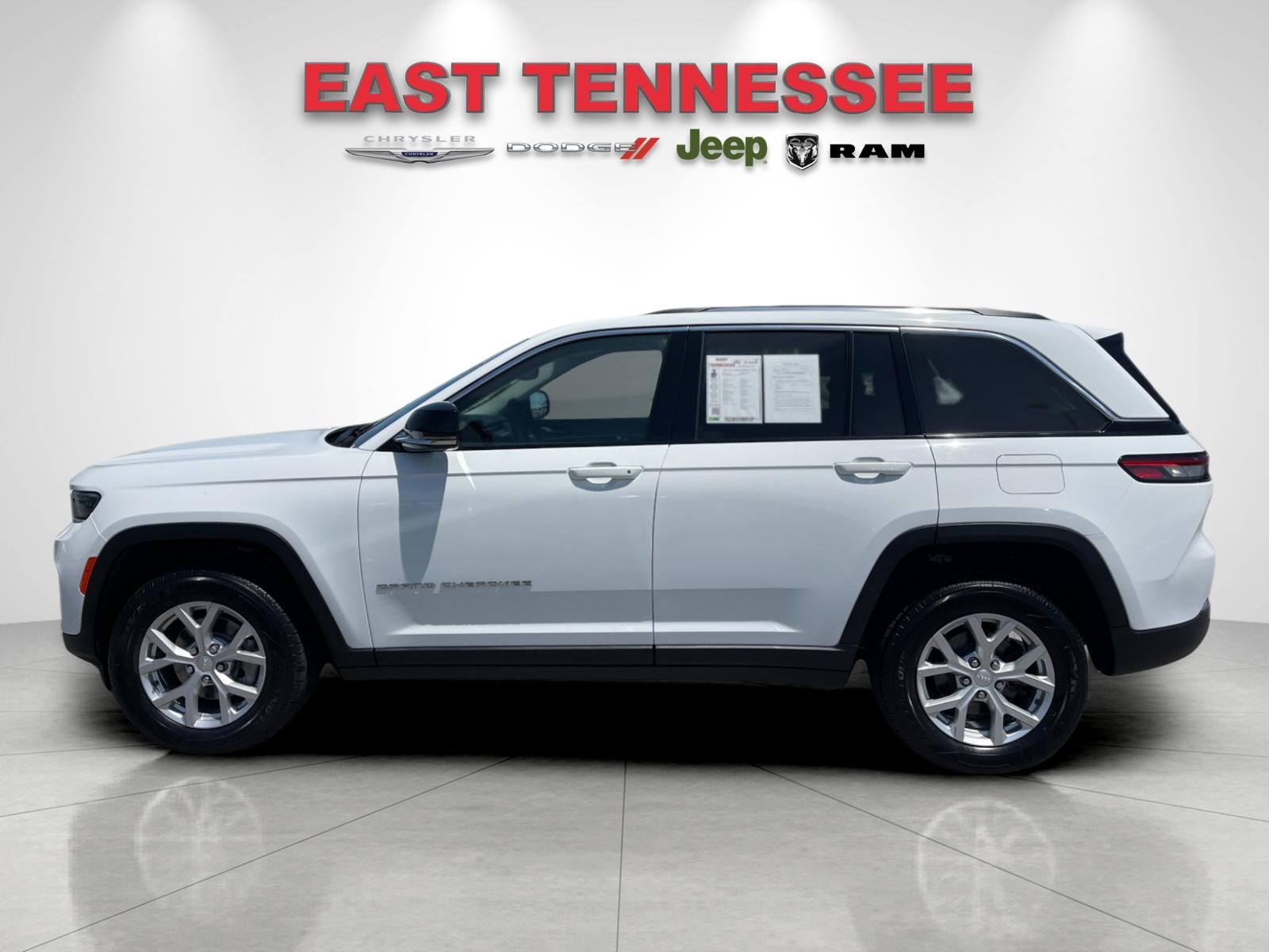 Used 2023  Jeep Limited image 6