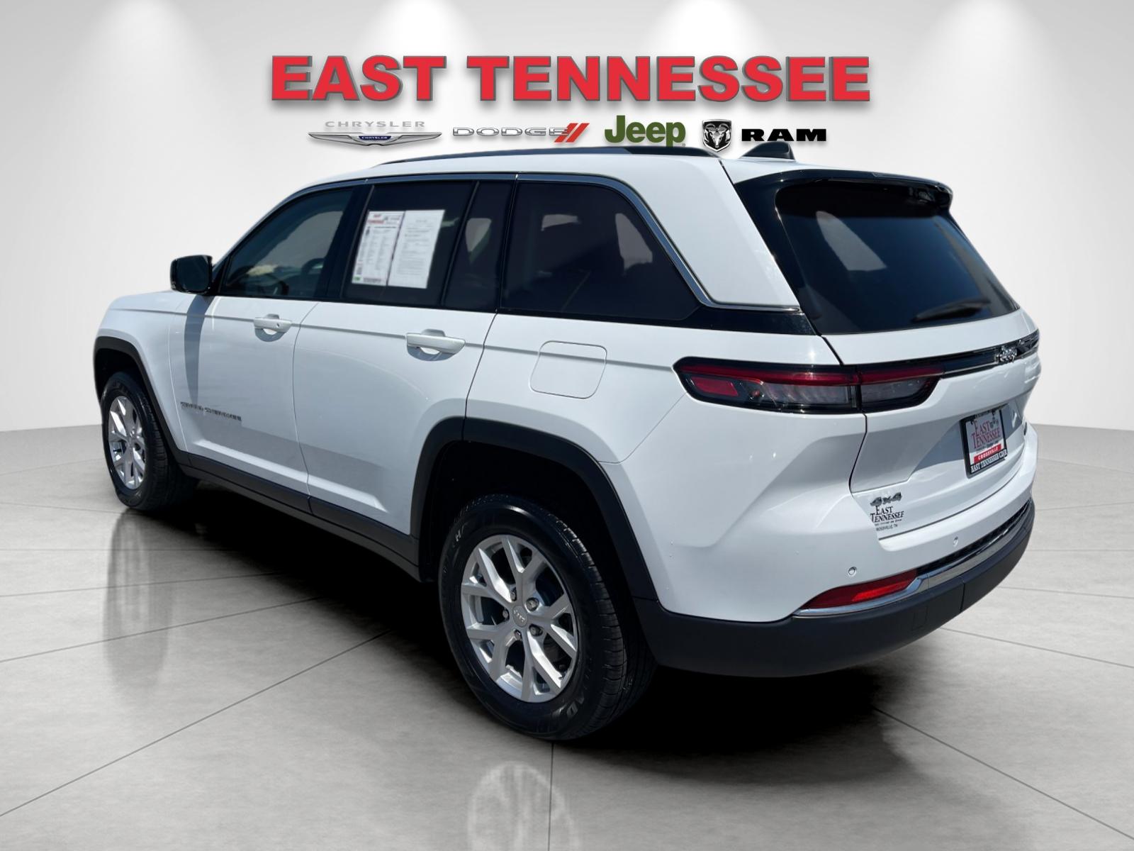 Used 2023  Jeep Limited image 5