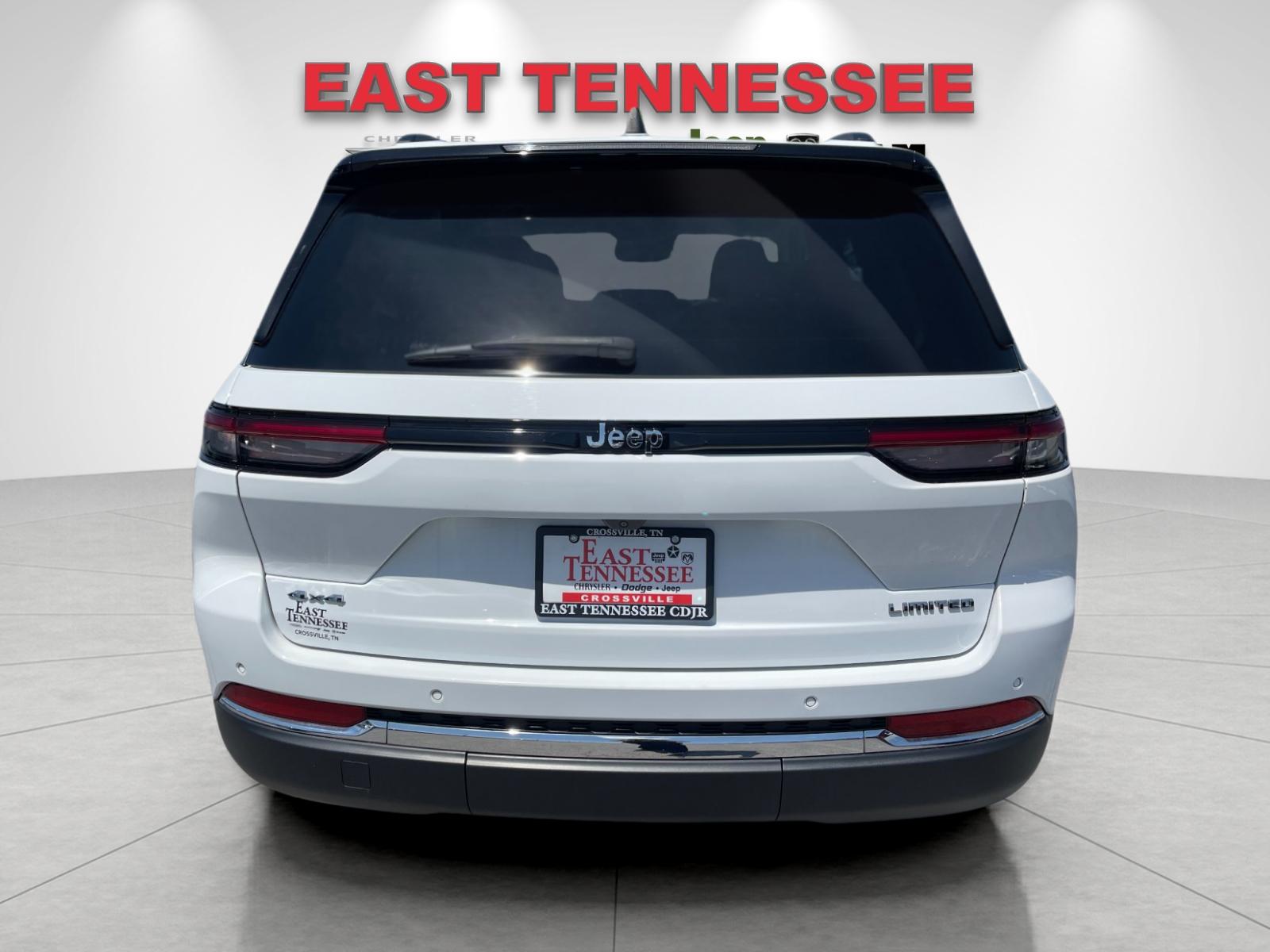Used 2023  Jeep Limited image 4