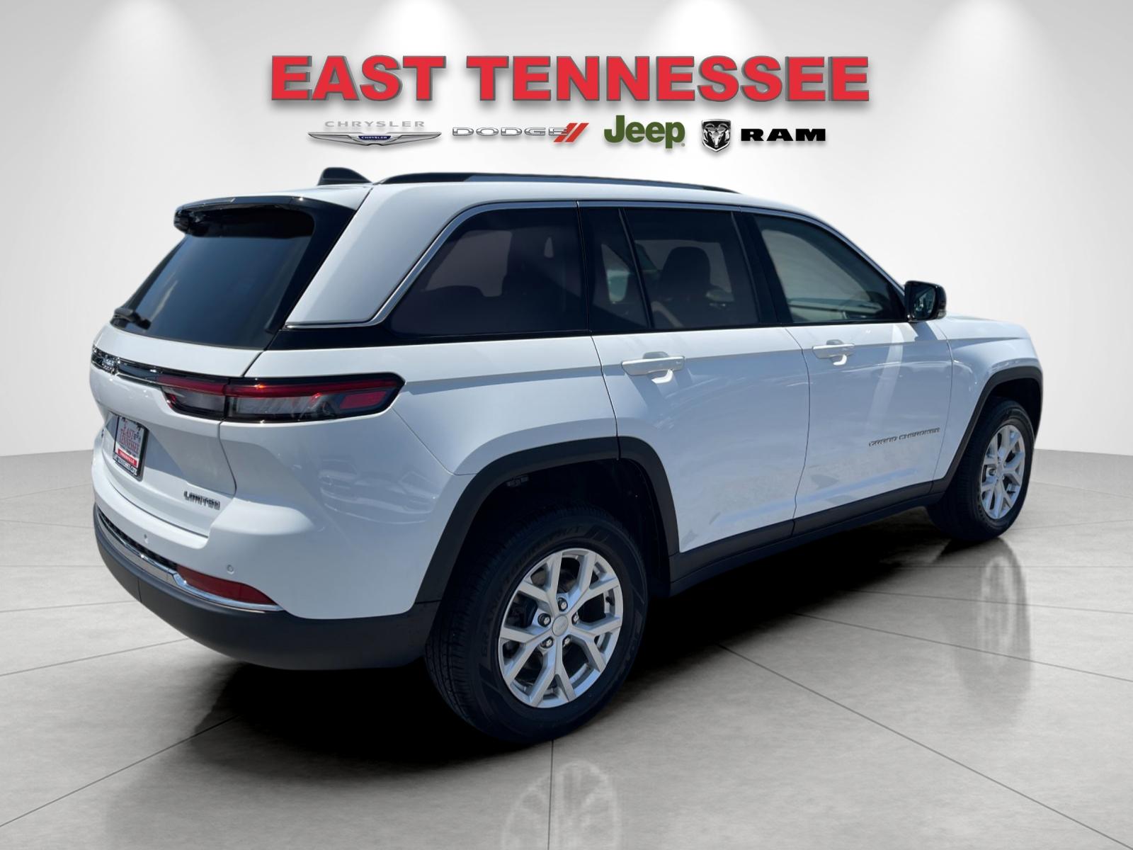 Used 2023  Jeep Limited image 3