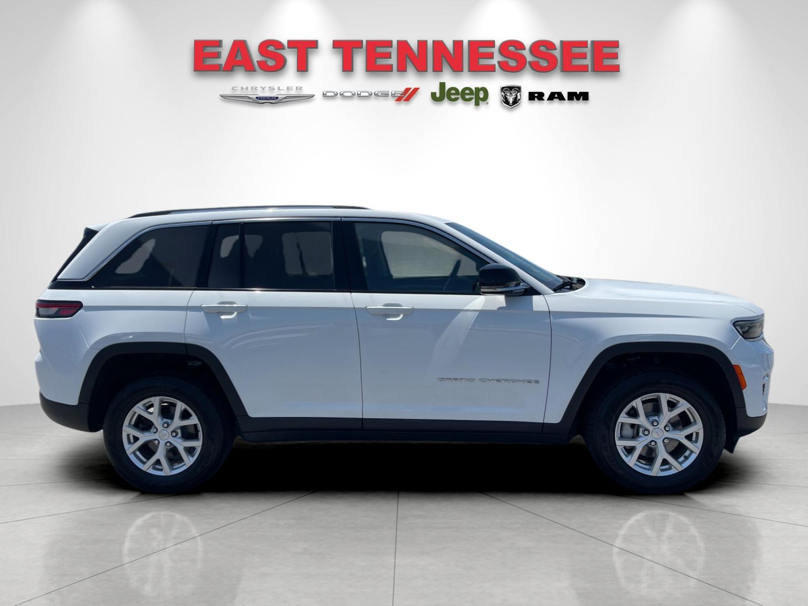 Used 2023  Jeep Limited image 2