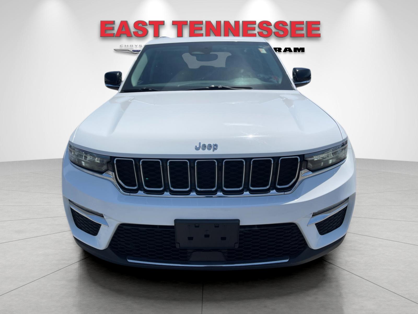 Used 2023  Jeep Limited image 9